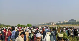 বিজয় দিবসে তেজগাঁও বিমানবন্দরে জমকালো এয়ার শোতে মানুষের ঢল